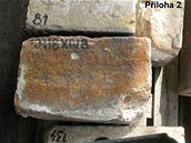 Jeden z nejstarších vyřazených kamenů s důlky pro kamenické kleště uložený ve skladu na Šutce