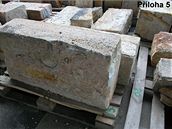 Rozměrný kamenný kvádr z karbonské arkózy bezdůvodně vyřazený