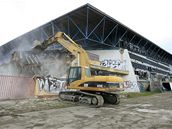 Stroje pijely zbourat zimní stadion za Luánkami.