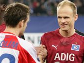 David Jarolm (vpravo) se v utkn Pohru UEFA mezi Hamburkem a Slavi zdrav s bratrem Lukem.