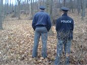 Policisté ohledávají místo nálezu tla. (2.12.2008)