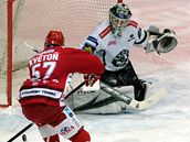 T�inec - Ml. Boleslav: David Kv�to� z T�ince (vlevo) p�ed brank��em Janem Ch�berou z Mlad� Boleslavi.
