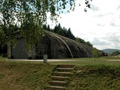 Vjezd do tunelu v polské , který slou�il za druhé sv�tové války jako úkryt pro Hitler�v vlak