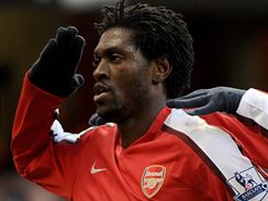 Arsenal: Emmanuel Adebayor (vlevo) a Alexandre Song 