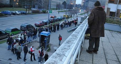 Fronta na Kounicov ulici v Brn ped registrem automobil