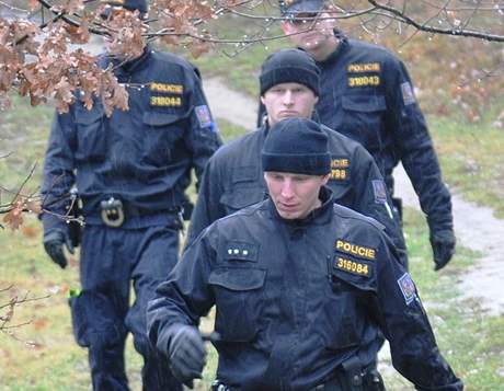 Policist ze vrac od msta mezi Kohoutovicemi a Novm Lskovcem v Brn, kde nali mrtvho kolegu