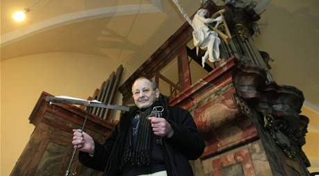 Fará Josef Chovanec ukazuje opravené varhany v kostele v Miloticích