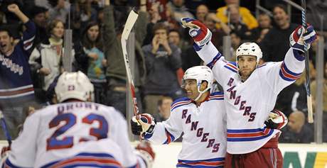 Michal Rozsíval (vpravo) se raduje ze svého gólu, který rozhodl o výhe New York Rangers