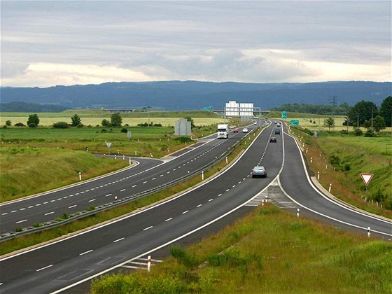 Rychlostní silnice R6 vede z Prahy zatím jen do Nového Straecí.
