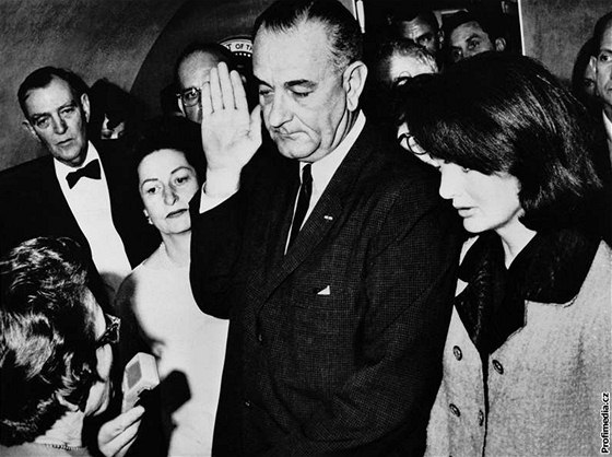 Lyndon Johnson sloil prezidentskou písahu jen hodinu a pl poté, co byl John Fitzgerald Kennedy prohláen za mrtvého.