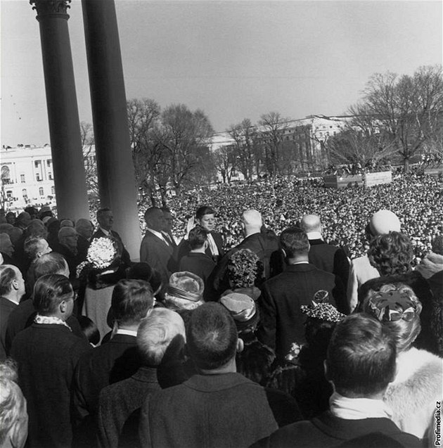 John Kennedy bhem prezidentské písahy. (20. leden 1961)