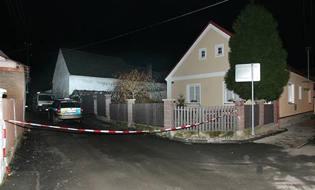 V rodinném domku v Dlouhé ulici v Kaznjov leel mrtvý mu a jeho tce zranná manelka.