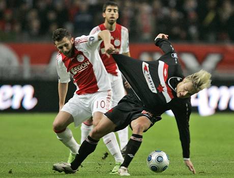 Ajax - Slavia, domácí Sulejmani (vlevo) fauluje erného.