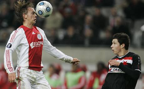 Ajax - Slavia, domácí De Jong hlavikuje ped Suchým.