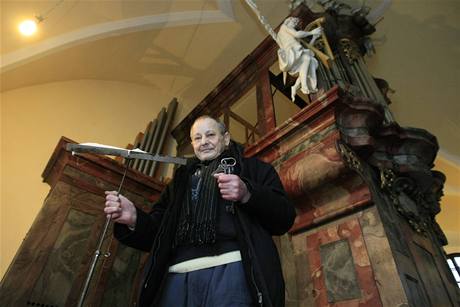 Fará Josef Chovanec ukazuje opravené varhany v kostele v Miloticích
