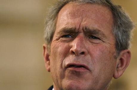 O útoku na prezidenta Bushe se vtipkuje i na nejvyí úrovni.