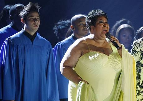 Aretha Franklinová zpívá na cenách Grammy v únoru 2008