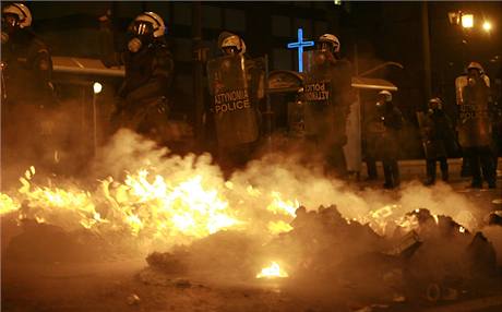 Ulice Athén hoí, situaci se snaí kontrolovat policie