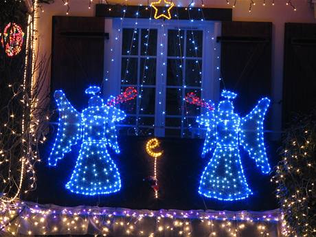 Svtelné vánoní dekorace poídíte i s barevnými LED diodami  mohou svítit bíle, lut, erven, mode i zelen, nkteré dokonce plynule mní barvu
