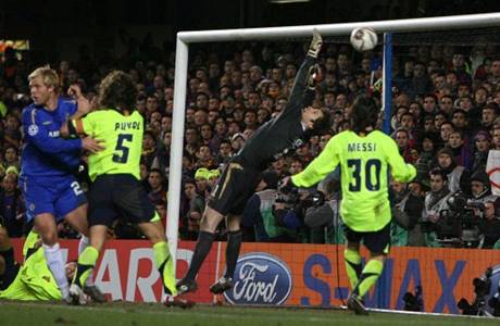 Branká Petr ech z Chelsea dostává gól v osmifinálovém utkání Ligy mistr proti Barcelon v únoru 2006. Jak si týmy povedou ve stedu?