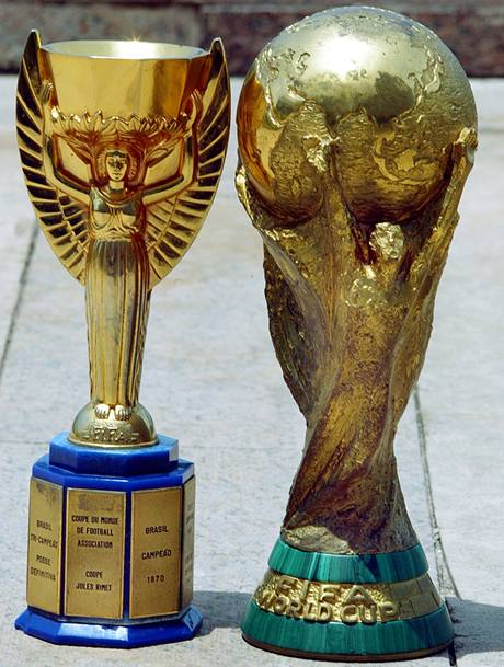 Nejcennjí fotbalové trofeje: Zlatá Niké (vlevo) a její následovník Svtový pohár, o který se na MS hraje v souasnosti.