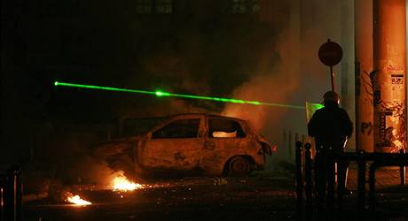 Protestujc pouvaj v ulicch eckch mst novou zbra - laser.