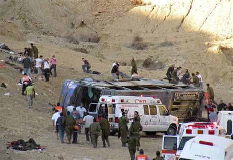 Pi nehod autobusu v Izraeli zemelo minimln 24 lid.