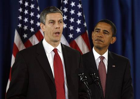 Arne Duncan (vlevo) povede v Obamov vlád ministerstvo kolství.