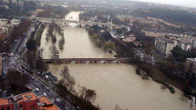 Záplavy v Itálii: Takhle se valí velká voda nedaleko svatopeterské baziliky v centru íma.