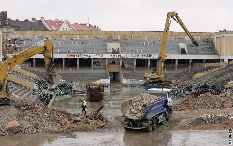 Mizející hokejový stadion za Luánkami