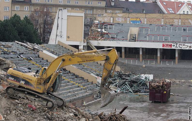 Mizející hokejový stadion za Luánkami