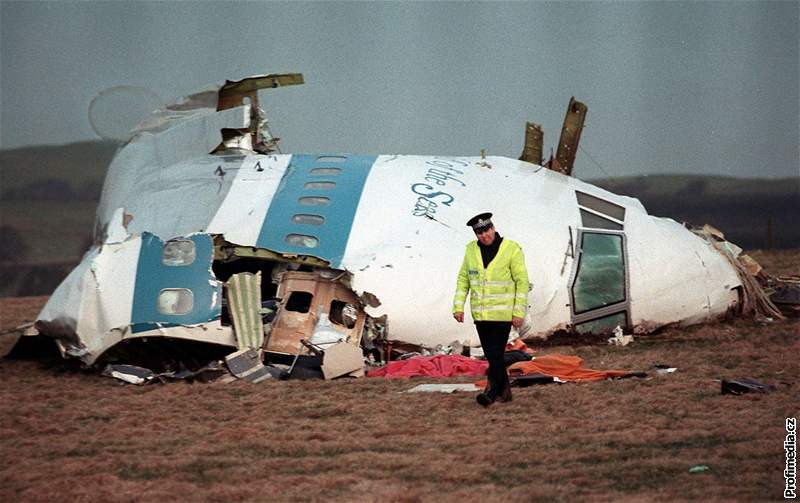 Na louce za skotským mstekem Lockerbie zbyl jen kokpit letadla spolenosti Pan-Am.