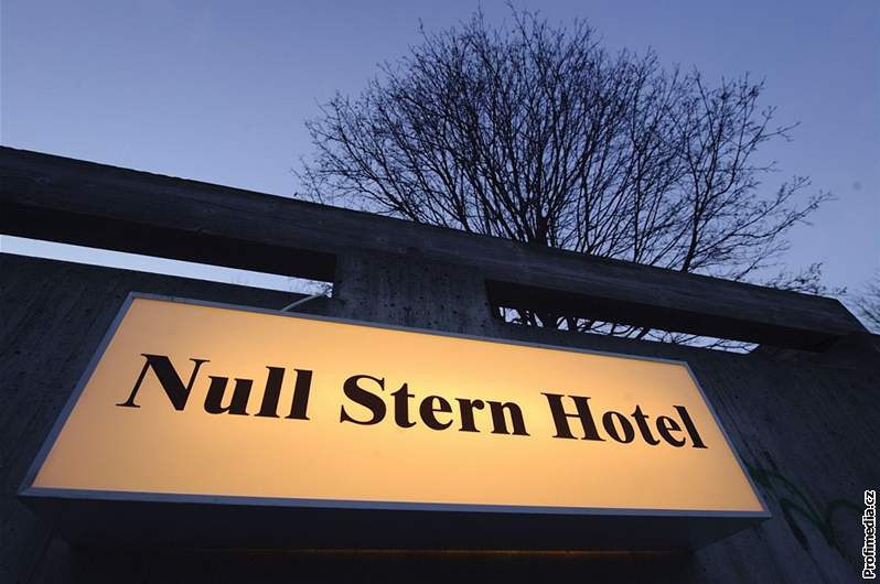 Null Stern Hotel je zařízen poněkud spartánsky.