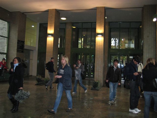 Studenti procházející vstupní halou milánské univerzity Bocconi.