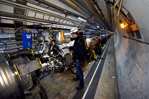 CERN - technik v sektoru 3 - 4 kde došlo 19. záí k poruše