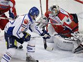 Finsko - Rusko, Toni Koivisto z Finska (v bílém) se snaí o pekonání ruského brankáe Alexandra Jeremenka.