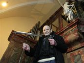 Fará� Josef Chovanec ukazuje opravené varhany v kostele v Miloticích