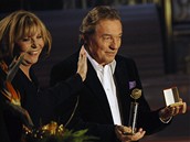 eský slavík 2008 - Karel Gott pebírá cenu od Hany Zagorové