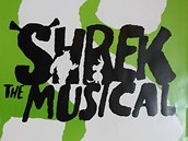 Plakát divadelní verze muzikálu Shrek na Broadwayi