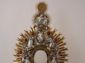 Monstrance karmelitán s P. Marií mezi karmelitánským patrony, sv. Václavem a sv. Ludmilou