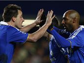Lampard (vlevo) a Anelka oslavují gól Chelsea v utkání s West Hamem