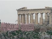 Studenti rozvinuli na atnsk Akropoli ob transparent.