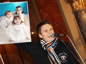 Ond�ej Brzobohatý ukazuje obraz se slavnými d�tmi 