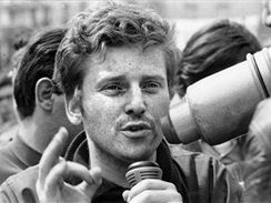 Daniel Cohn-Bendit jet jako student bhem demonstrace v kvtnu 1968 na Naterrsk univerzit pobl Pae.