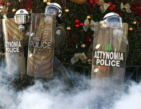 eck policie chrnila vnon strom ped demostranty (20.12.2008)