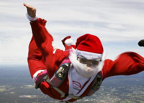 V australském Sydney skupina Santa Claus soutila se svým volným pádem na pehlídce adrenalinových sport.