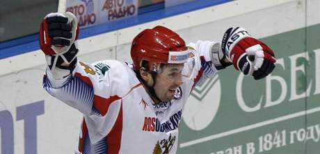 Kulja z týmu Ruska oslavuje gól.