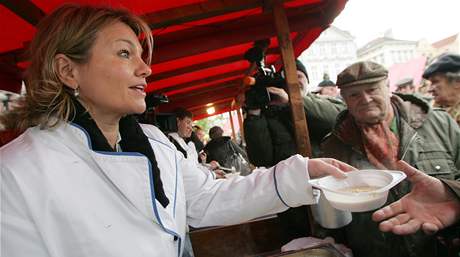 Radmila Bémová podává na Staromstském námstí v Praze tdroveerní polévku. (24. prosince 2008)