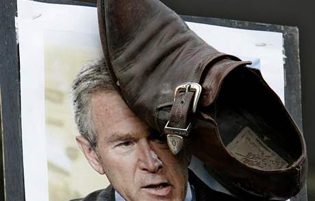 Boty vrené na Bushe vydlávají obuvníkovi miliony. Ilustraní foto