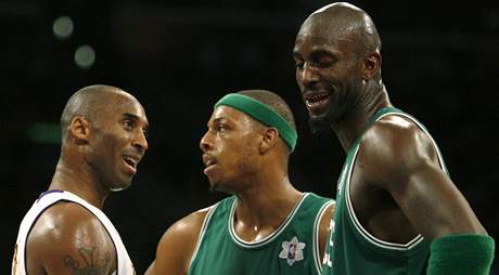 Los Angeles Lakers - Boston Celtics; Bryant (vlevo), Pierce (uprosted), Garnett.